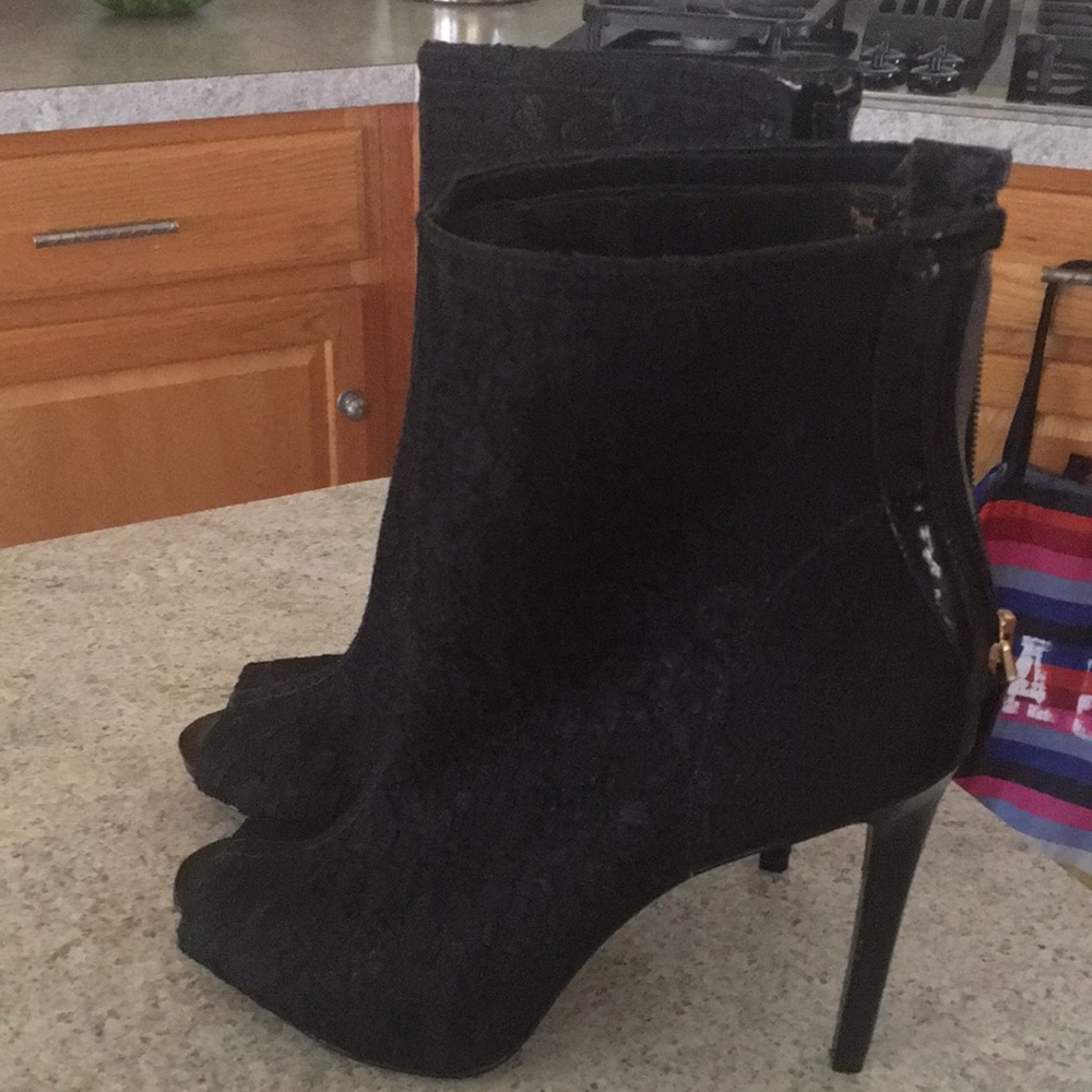GUESS NWT BLACK LACE ARAYA PEEP TOE BOOTIES SIZE 9 - Picture 3 of 10